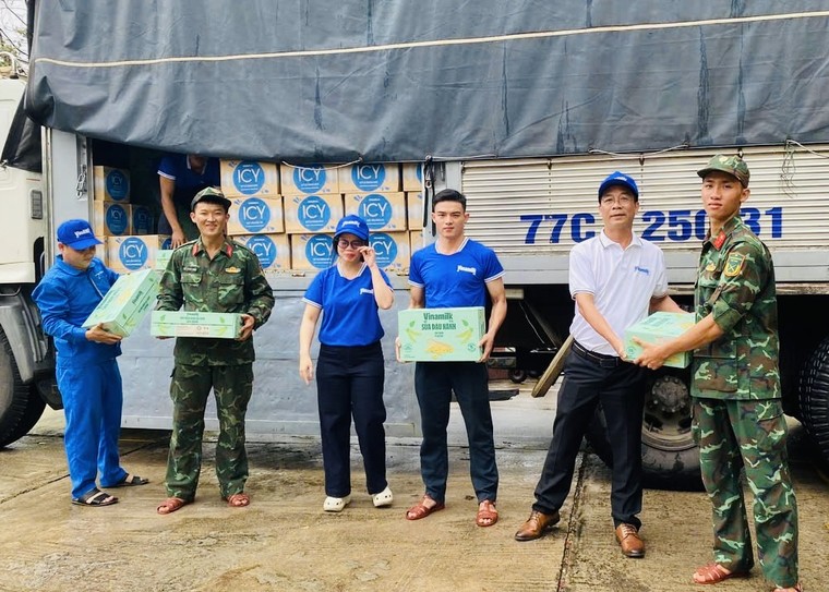 Vinamilk kịp thời hỗ trợ 48 tấn sản phẩm dinh dưỡng đến bà con vùng lũ miền Trung và Tây Nguyên ảnh 15