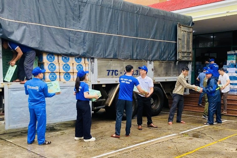 Vinamilk kịp thời hỗ trợ 48 tấn sản phẩm dinh dưỡng đến bà con vùng lũ miền Trung và Tây Nguyên ảnh 16