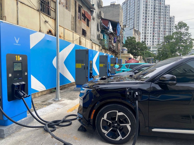 Người dùng chia sẻ về trạm sạc bến xe Giáp Bát: 40 cổng 120 kW, nằm ngay cửa ngõ phía Nam Hà Nội ảnh 2