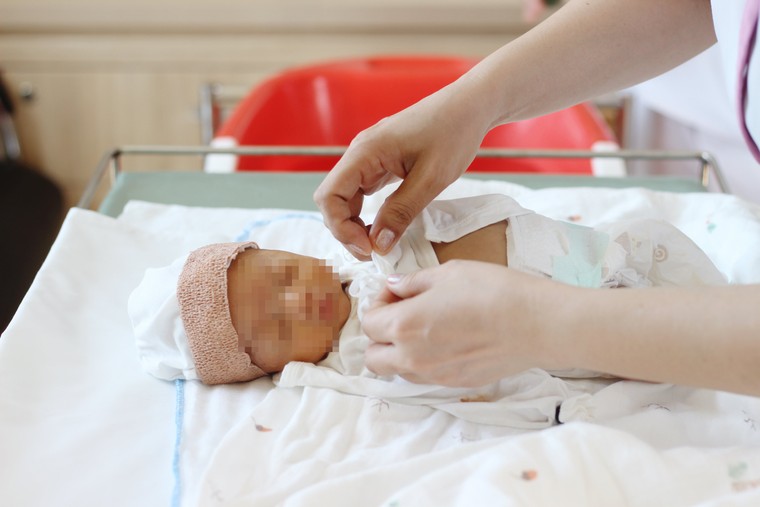 Gần 40 ngày nỗ lực hồi sinh sự sống bé trai sinh non chỉ nặng hơn 1kg tại Vinmec Phú Quốc ảnh 1