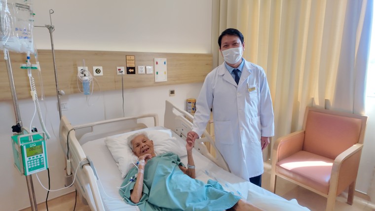 Bệnh nhân 88 tuổi ung thư dạ dày giai đoạn muộn hồi phục ngoạn mục sau phẫu thuật tại Vinmec Nha Trang ảnh 2