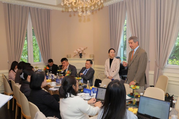 Việt Nam trong tiến trình chuyển đổi và phát triển kinh tế của ASEAN ảnh 1