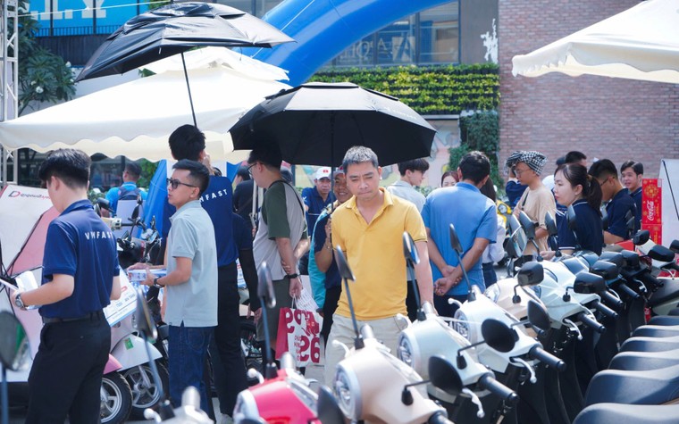 Chuỗi sự kiện “Đổi xăng lấy điện”: Khách hàng 3 miền ồ ạt xuống tiền chốt xe máy điện VinFast ảnh 1