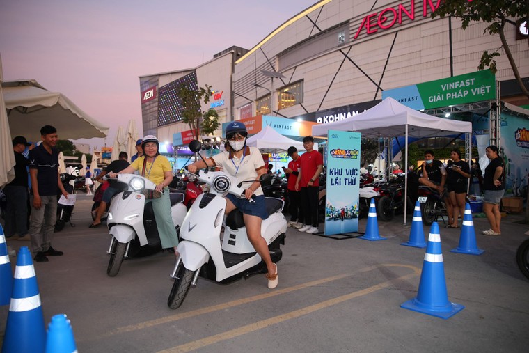 Chuỗi sự kiện “Đổi xăng lấy điện”: Khách hàng 3 miền ồ ạt xuống tiền chốt xe máy điện VinFast ảnh 2