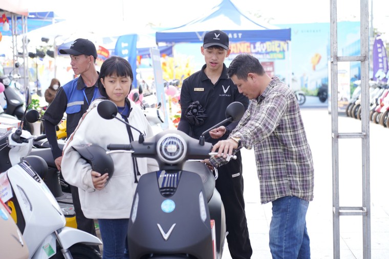 Chuỗi sự kiện “Đổi xăng lấy điện”: Khách hàng 3 miền ồ ạt xuống tiền chốt xe máy điện VinFast ảnh 4
