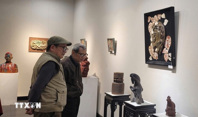 Hà Nội: Sắc xuân Bính Ngọ trong nghệ thuật gốm ảnh 1