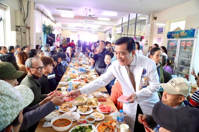 30 chuyến xe yêu thương miễn phí chở bệnh nhân ung thư về quê dịp Tết ảnh 1