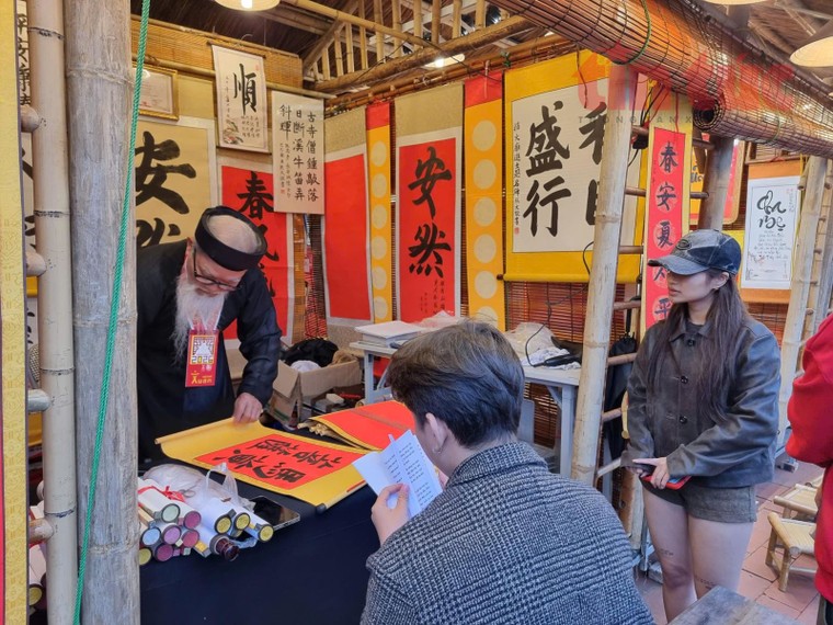 Xin chữ đầu năm lan tỏa giá trị "mùng 3 Tết thầy" ảnh 1