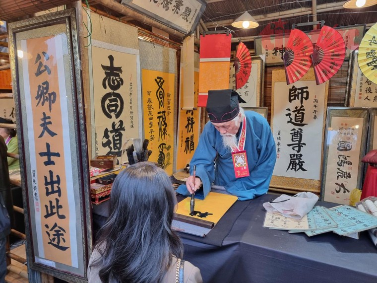 Xin chữ đầu năm lan tỏa giá trị "mùng 3 Tết thầy" ảnh 4