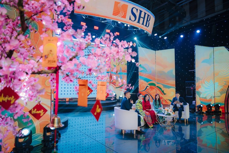 Hạnh phúc như nhân viên SHB: Vừa xem show xịn, vừa rinh lộc mang về ảnh 2