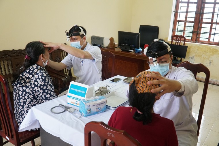 Công đoàn Y tế Việt Nam tổ chức khám bệnh, tư vấn sức khỏe và cấp phát thuốc miễn phí cho người có công, gia đình chính sách và người cao tuổi tại xã Thái Thụy, Hưng Yên ảnh 9