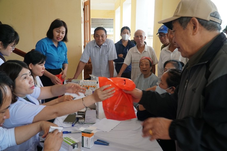 Công đoàn Y tế Việt Nam tổ chức khám bệnh, tư vấn sức khỏe và cấp phát thuốc miễn phí cho người có công, gia đình chính sách và người cao tuổi tại xã Thái Thụy, Hưng Yên ảnh 10