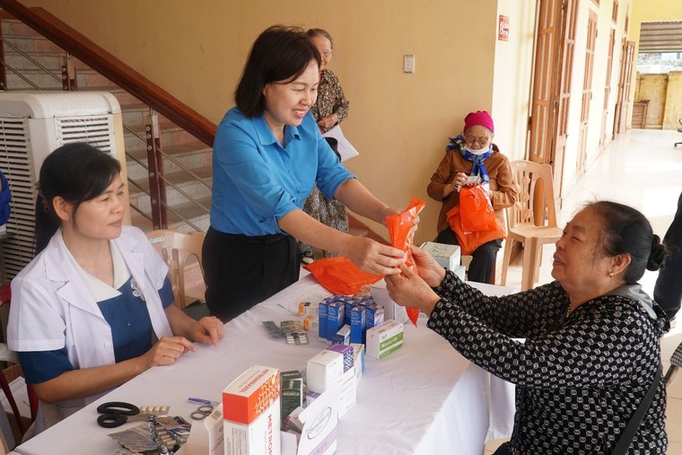 Công đoàn Y tế Việt Nam tổ chức khám bệnh, tư vấn sức khỏe và cấp phát thuốc miễn phí cho người có công, gia đình chính sách và người cao tuổi tại xã Thái Thụy, Hưng Yên ảnh 11