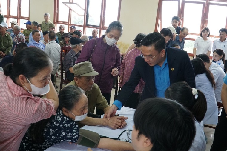 Công đoàn Y tế Việt Nam tổ chức khám bệnh, tư vấn sức khỏe và cấp phát thuốc miễn phí cho người có công, gia đình chính sách và người cao tuổi tại xã Thái Thụy, Hưng Yên ảnh 4