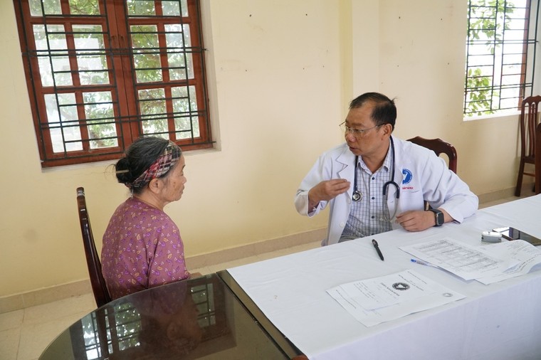 Công đoàn Y tế Việt Nam tổ chức khám bệnh, tư vấn sức khỏe và cấp phát thuốc miễn phí cho người có công, gia đình chính sách và người cao tuổi tại xã Thái Thụy, Hưng Yên ảnh 6