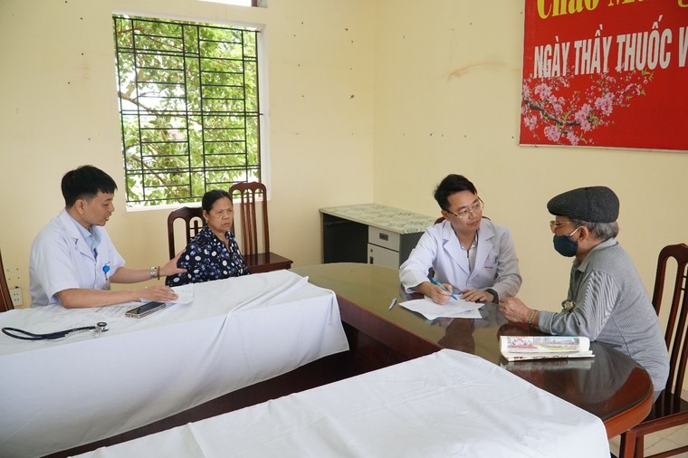 Công đoàn Y tế Việt Nam tổ chức khám bệnh, tư vấn sức khỏe và cấp phát thuốc miễn phí cho người có công, gia đình chính sách và người cao tuổi tại xã Thái Thụy, Hưng Yên ảnh 7