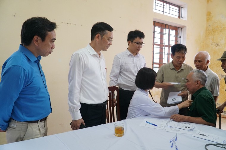 Công đoàn Y tế Việt Nam tổ chức khám bệnh, tư vấn sức khỏe và cấp phát thuốc miễn phí cho người có công, gia đình chính sách và người cao tuổi tại xã Thái Thụy, Hưng Yên ảnh 8