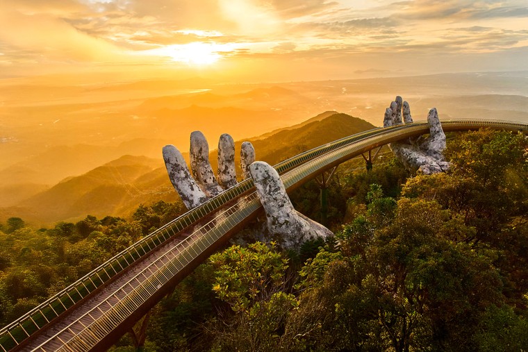 Vượt biển, băng rừng, xô đổ kỷ lục: Hai thập kỷ “mộng mơ để rực rỡ” của Sun Group ảnh 1