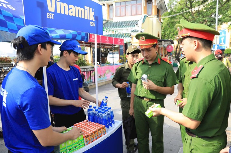 40.000 sản phẩm dinh dưỡng Vinamilk tiếp sức chương trình “Tổ quốc bình yên” ảnh 3