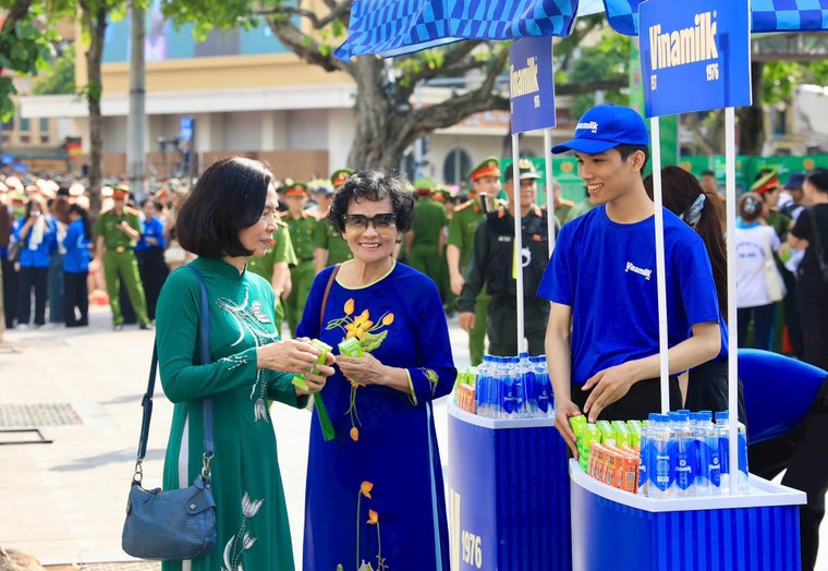 40.000 sản phẩm dinh dưỡng Vinamilk tiếp sức chương trình “Tổ quốc bình yên” ảnh 7