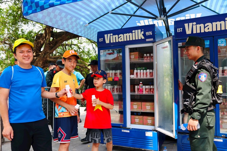 40.000 sản phẩm dinh dưỡng Vinamilk tiếp sức chương trình “Tổ quốc bình yên” ảnh 8