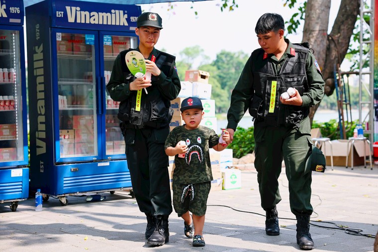 40.000 sản phẩm dinh dưỡng Vinamilk tiếp sức chương trình “Tổ quốc bình yên” ảnh 9