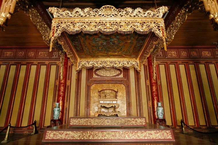 Bảo tồn tối đa yếu tố gốc khi phục chế Bảo vật quốc gia "Ngai vua triều Nguyễn" ảnh 1
