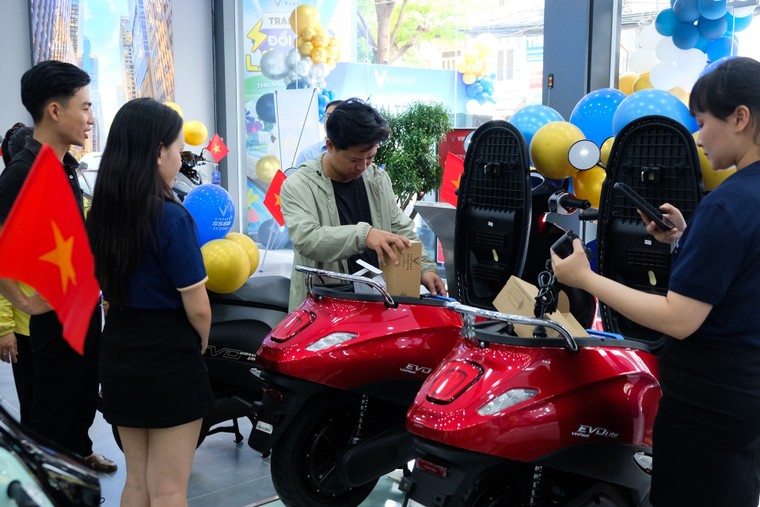 Vinfast đồng loạt khai trương 66 đại lý xe máy điện - Giới thiệu mô hình showroom xe điện cao cấp EV-Zone ảnh 1