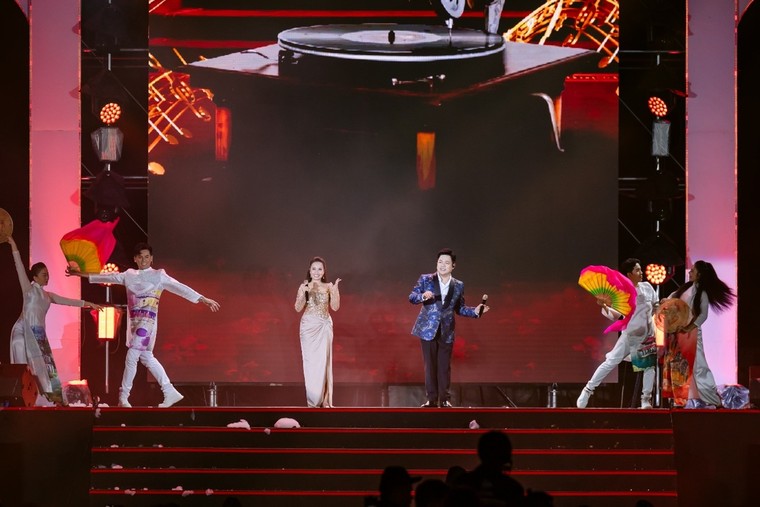 Gần 10.000 khán giả say đắm cùng Cẩm Ly - Quang Lê trong đêm nhạc "Sound of Love" ảnh 3
