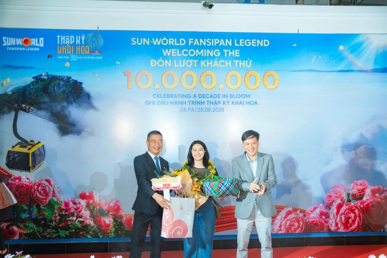Vị khách thứ 10 triệu tại Fansipan nhận phần quà trị giá hơn 20 triệu đồng ảnh 1