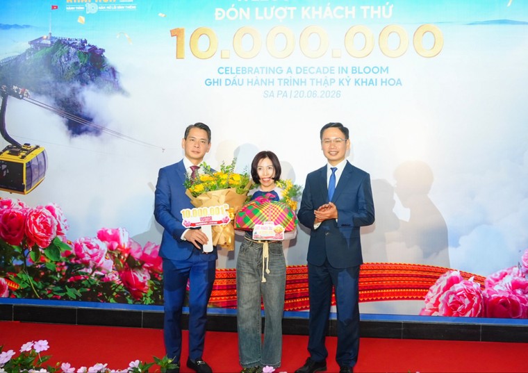Vị khách thứ 10 triệu tại Fansipan nhận phần quà trị giá hơn 20 triệu đồng ảnh 2
