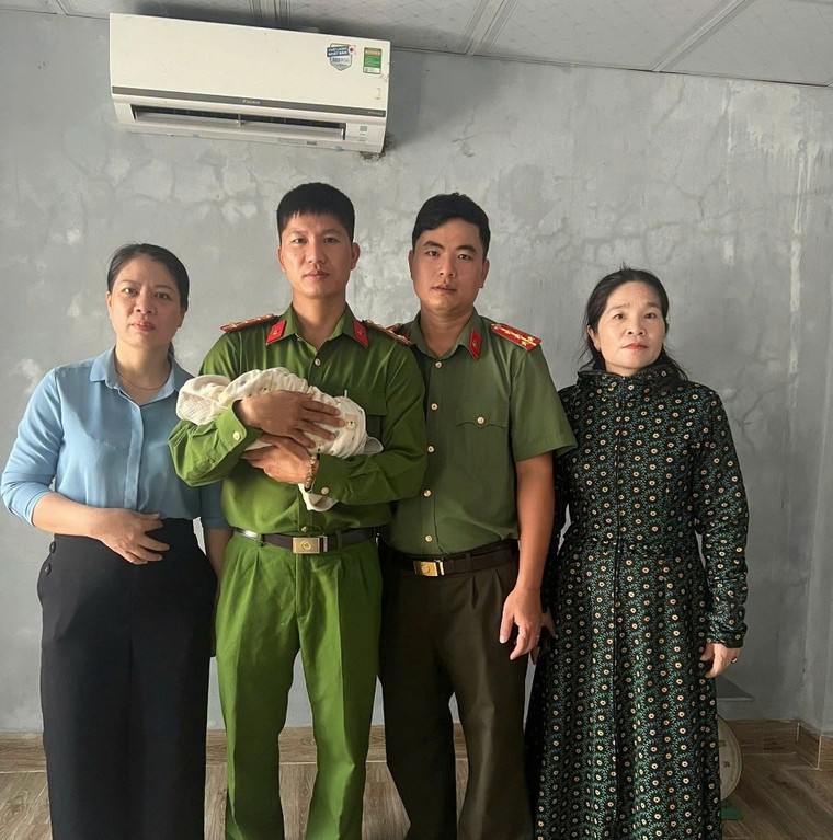 Quảng Trị: Trẻ sơ sinh khoảng 3 ngày tuổi bị bỏ rơi tại ghế đá chùa Hoằng Phúc ảnh 1