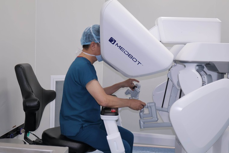 Cột mốc mới của y học Việt Nam: Lần đầu tiên bác sĩ phẫu thuật từ xa cho bệnh nhân cách hàng nghìn cây số ảnh 1