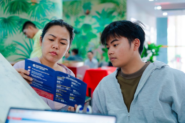 Nhiều trường đại học tại TP Hồ Chí Minh công bố điểm sàn xét tuyển từ 15 điểm ảnh 2