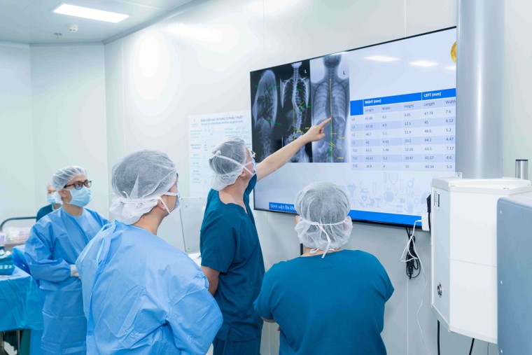 Bác sĩ nói về tương lai của ngoại khoa khi robot phẫu thuật ngày càng hiện diện nhiều trong phòng mổ ảnh 1