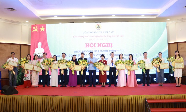 Biểu dương 106 gia đình tiêu biểu và 69 học sinh xuất sắc ngành Y tế ảnh 2