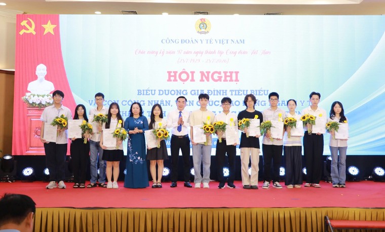 Biểu dương 106 gia đình tiêu biểu và 69 học sinh xuất sắc ngành Y tế ảnh 1