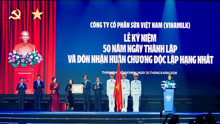 Vinamilk đón nhận Huân chương Độc lập hạng Nhất tại dấu mốc 50 năm ảnh 1