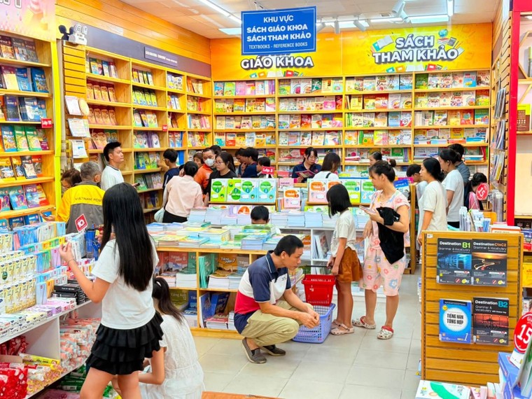 Phụ huynh có thể mua sách giáo khoa qua nhiều kênh ảnh 1