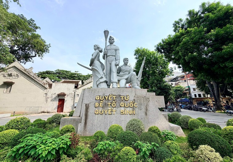 Di dời tượng đài "Quyết tử để Tổ quốc quyết sinh" về Bộ Tư lệnh Thủ đô Hà Nội ảnh 1