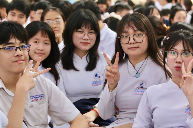 TP Hồ Chí Minh: Cắt giảm hội thi, hội họp không cần thiết và đẩy mạnh hồ sơ số trong trường học ảnh 1