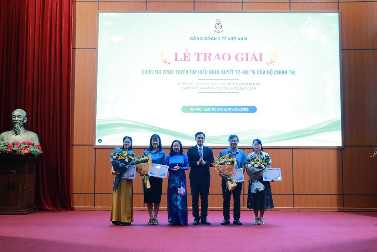 Công đoàn Y tế Việt Nam trao giải Cuộc thi trực tuyến tìm hiểu Nghị quyết 72-NQ/TW và tập huấn ứng dụng AI trong lĩnh vực y tế và hoạt động công đoàn ảnh 2