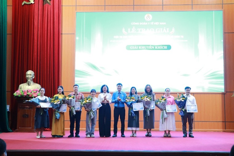 Công đoàn Y tế Việt Nam trao giải Cuộc thi trực tuyến tìm hiểu Nghị quyết 72-NQ/TW và tập huấn ứng dụng AI trong lĩnh vực y tế và hoạt động công đoàn ảnh 6
