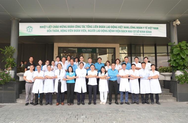 Chủ tịch Tổng Liên đoàn Lao động Việt Nam: Chăm lo thiết thực để người lao động ngành y yên tâm gắn bó với đơn vị ảnh 7