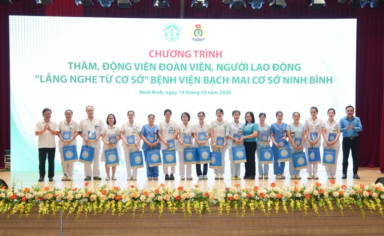 Chủ tịch Tổng Liên đoàn Lao động Việt Nam: Chăm lo thiết thực để người lao động ngành y yên tâm gắn bó với đơn vị ảnh 5