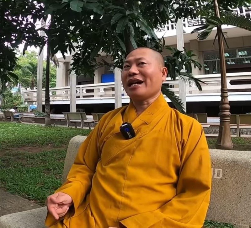 Danh tính người mặc áo nhà sư luôn miệng ăn thịt chó mèo và hải sản ảnh 2