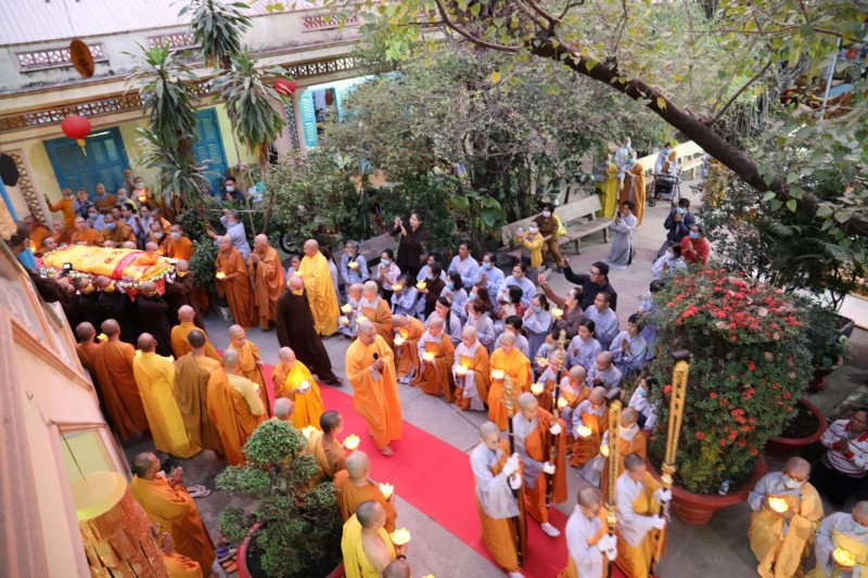 Môn đồ pháp quyến cung thỉnh thân tứ đại của Cố Ni Trưởng từ phương trượng về Giác Linh Đường.