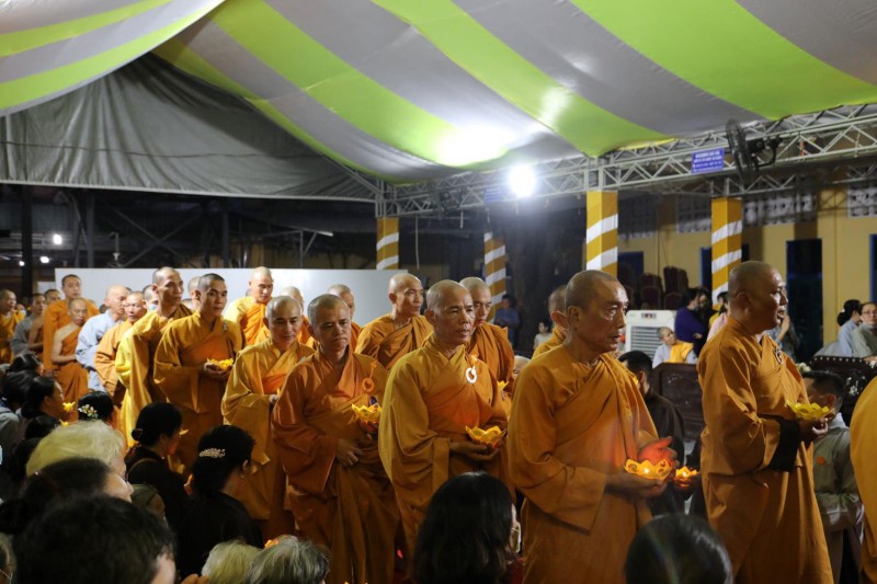 Môn đồ pháp quyến thành kính cung thỉnh nhục thân Ngài về Giác Linh Đường.