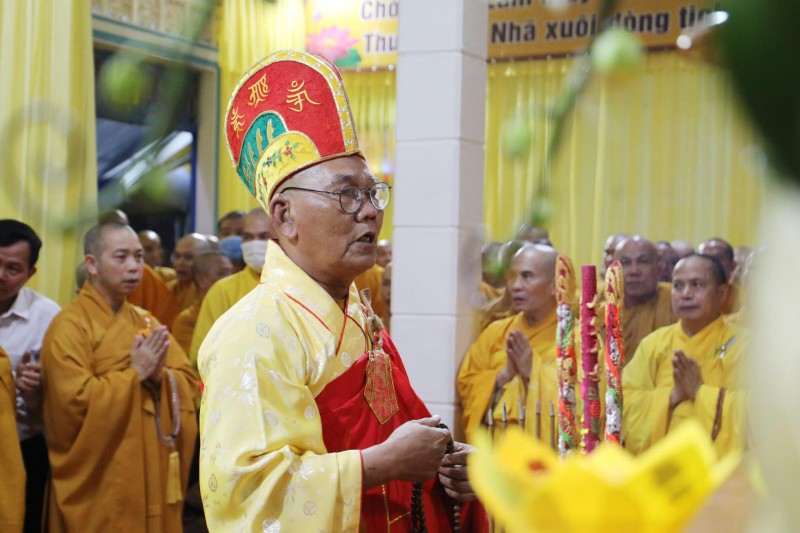 Quý tôn túc Hòa thượng Chứng minh quang lâm Giác linh đường niêm hương, tụng kinh cầu nguyện.