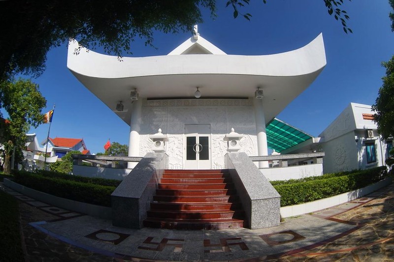 Chùa có bốn lối lên ở bốn mặt biểu tượng cho Tứ Vô Lượng Tâm: Từ, Bi, Hỷ, Xả của đạo Phật. Phía trên lối đi có bóng đèn tròn biểu tượng cho cái tâm viên giác của các vị Phật Tổ ở bốn phương, tám hướng soi đường cho các nhân sanh bước đi đến chỗ an vui, hạnh phúc.